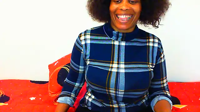 NAUGHTIECURVY webcam