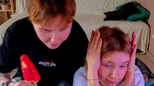 two_gerls_here webcam