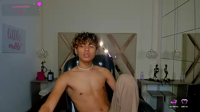 Anyelo_Twink live cam on StripChat