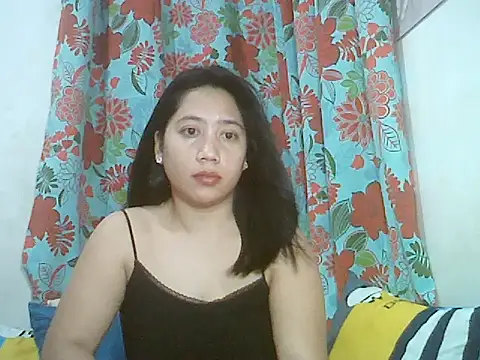 LOVENAYRA1 live cam on StripChat