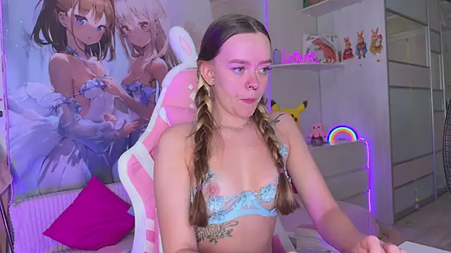 CheekySashaCharm live cam on StripChat