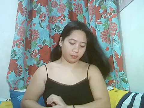 LOVENAYRA1 webcam