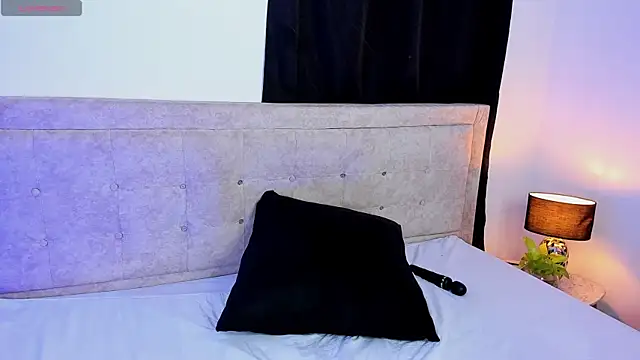 Stormi_Canniggia live cam on StripChat