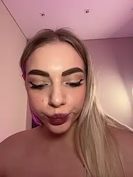 HugeBoobsAlice webcam