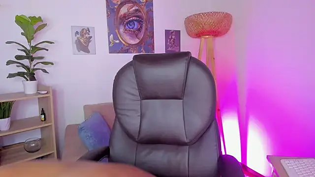 NaomiSaenz_ webcam