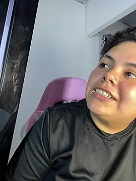 Hailey_Curvy webcam