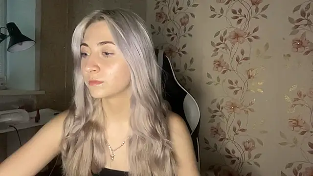 WhitePowerGirl webcam