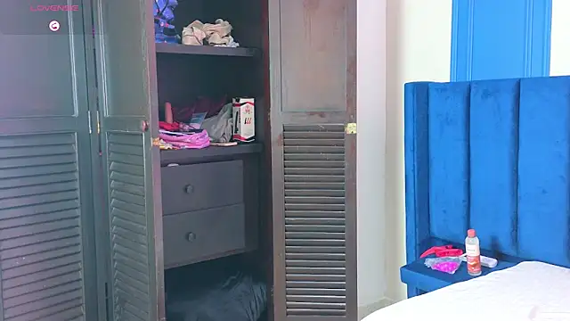 CURVYANDKING_CR webcam