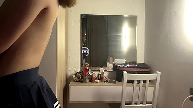 Ur_neighbor_Kira webcam