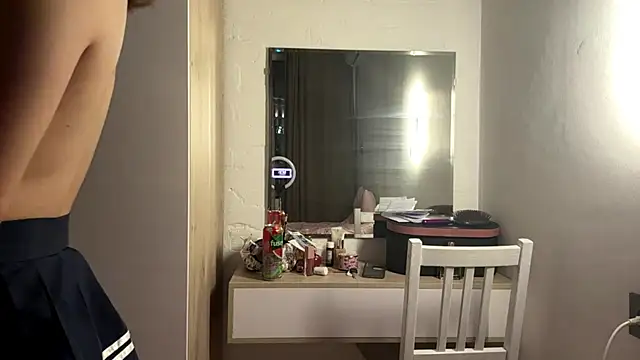 Ur_neighbor_Kira webcam