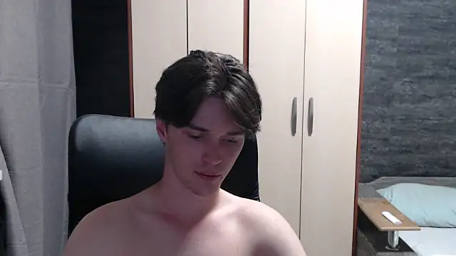 arthur___king (M twink) - take off t-shirt