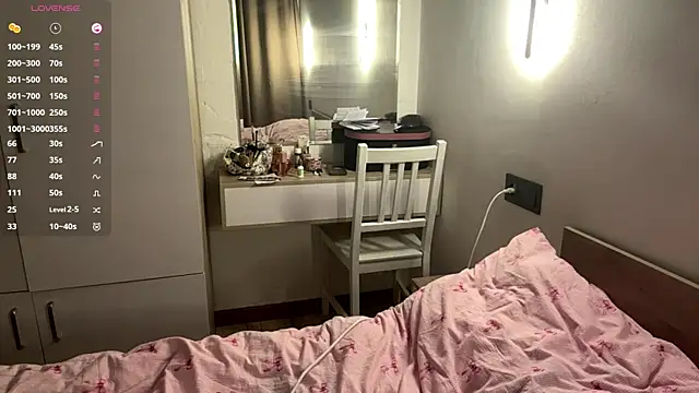 Ur_neighbor_Kira webcam