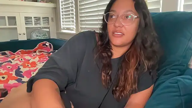 dreamyriri (F young) - strip tease with full pussy spread