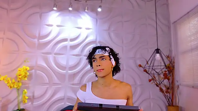 AlanCutee webcam