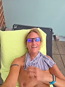 HotWifeLyn68 webcam