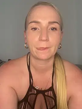 BootyQueenApril webcam