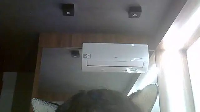 SkinnyKitten live cam on StripChat