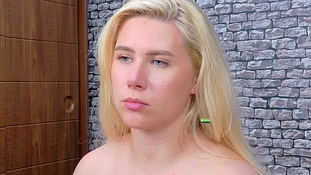 CuteBlondeMe webcam