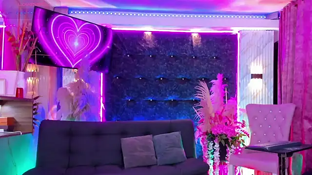 Queens_Wonders_Blonders webcam