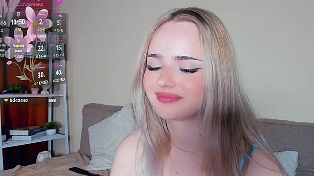 PorcelainBun live cam on StripChat