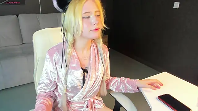 kikipeach live cam on StripChat