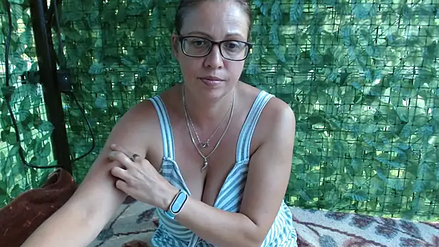 LadyHellene webcam