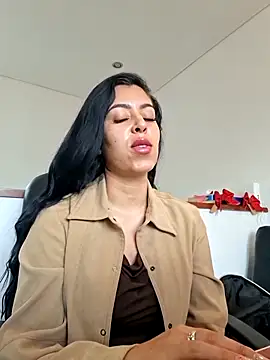 Luianna live cam on StripChat