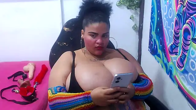 latina_bigboos25 webcam
