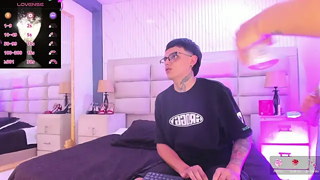 VelvetAndShadows webcam