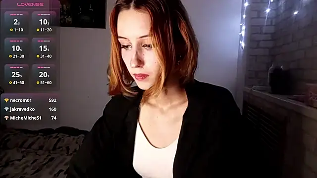 SirenFrost live cam on StripChat