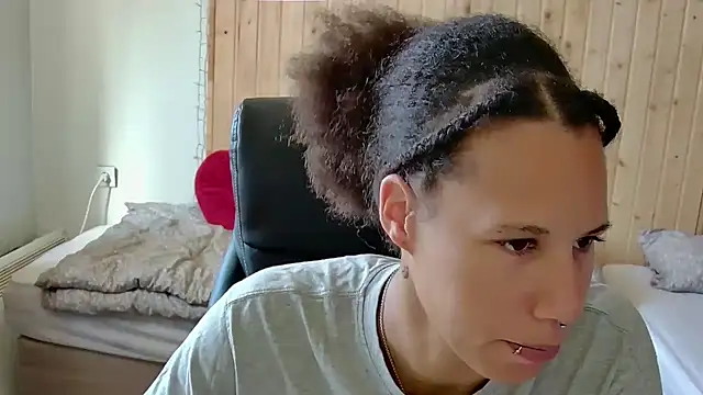 aaliyahharris (F young) - outfit change