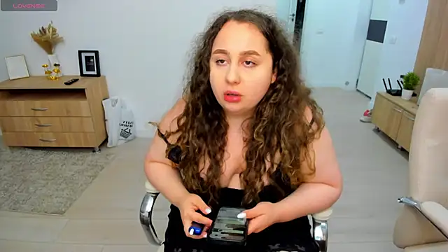 CurlyMaddie webcam
