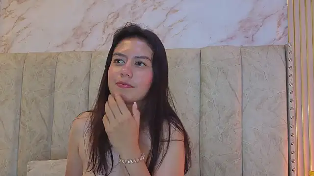 Alahia_Bloom webcam