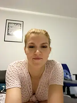 HotBlondie69 webcam