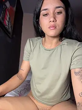 sharloth02 live cam on StripChat