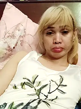 QueenSoreal live cam on StripChat