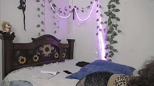 DominaLeona webcam