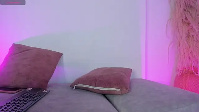 Amelie_Wine live cam on StripChat