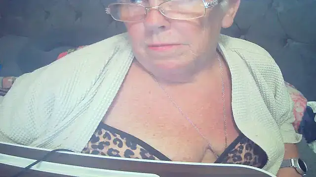 Playful_MILF_Demi webcam