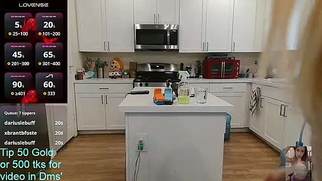 Blondiewithanass webcam