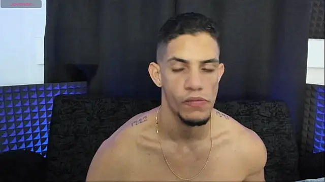 jhonnysnow17 live cam on StripChat