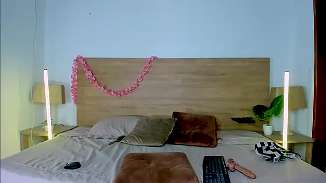 LaraRous webcam