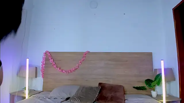 LaraRous webcam