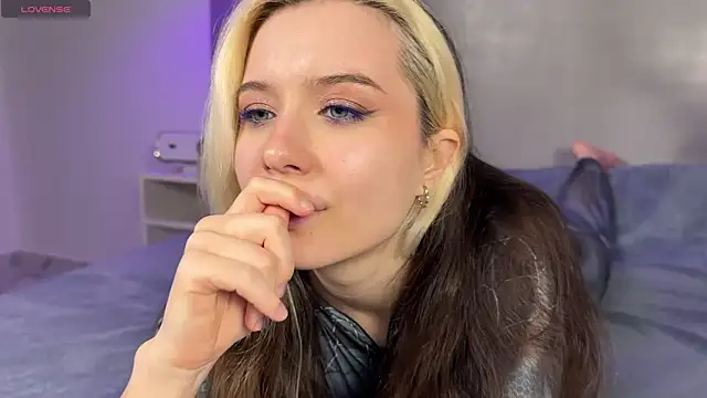 _blowjob_queen (F young) - FOOTJOB+ BJ AT THE SAME TIME