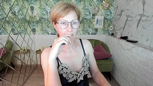 Paris_Cherry live cam on StripChat