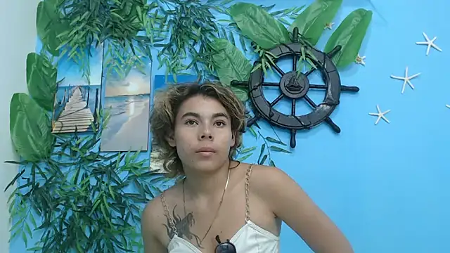 skinnysexy18 live cam on StripChat