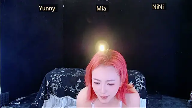 MiNi-U live cam on StripChat