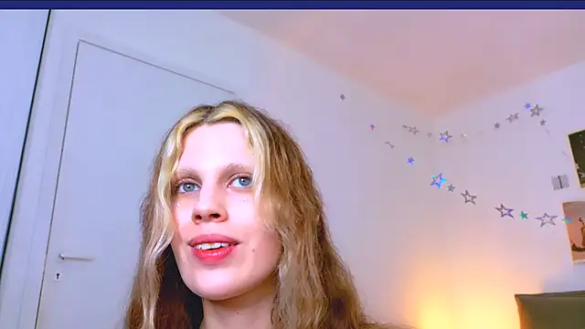 Maxine_gold webcam