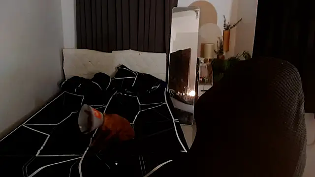 Ur_QueenCamilla webcam