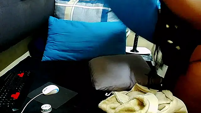 Brunettedevon33 live cam on StripChat